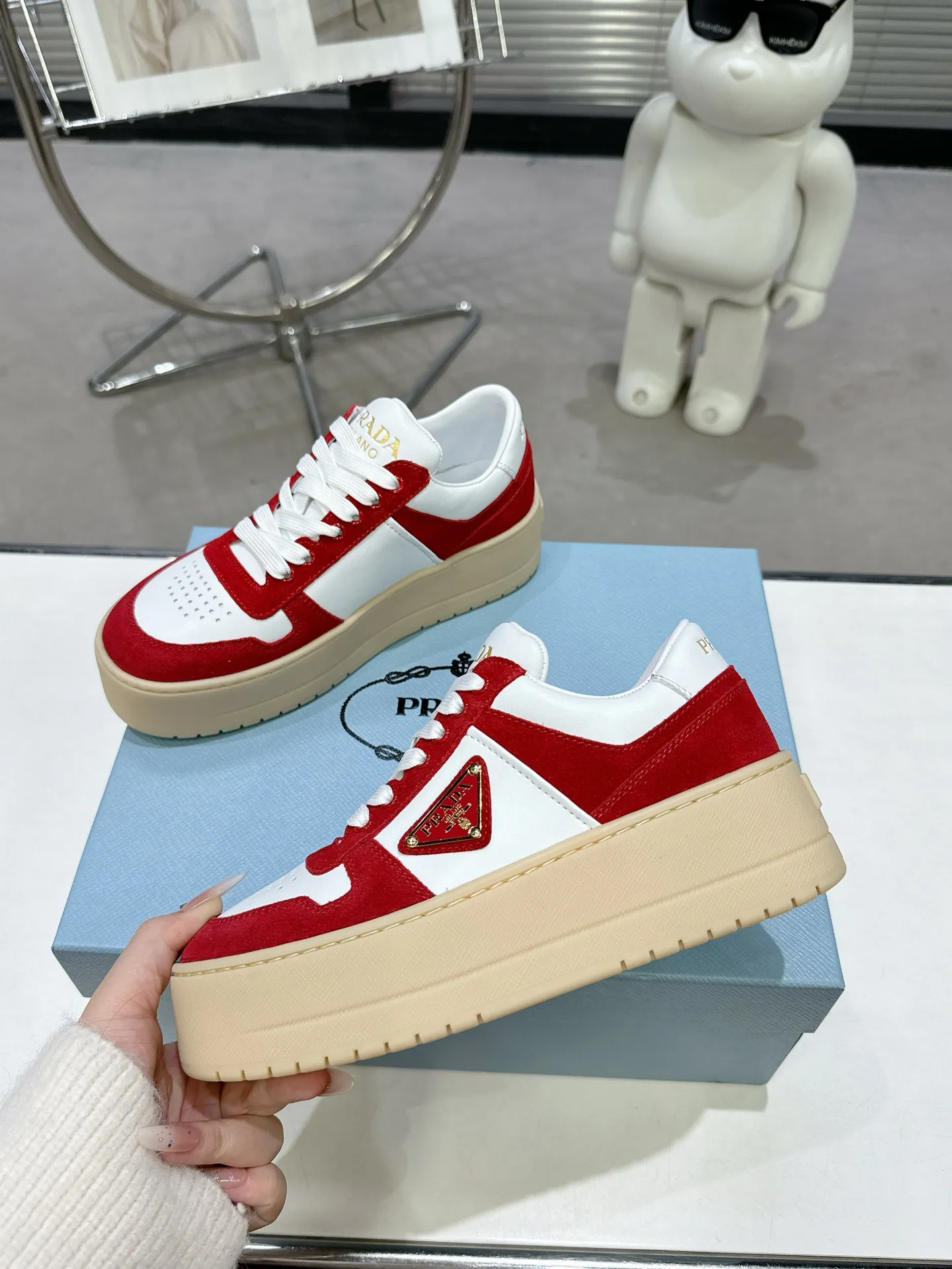 👟👟Ex-factory price 600👟👟 Prada Latest Downtown Bold series Thick-soled Platform Shoes Triangle Logo Casual Sports Shoes White Shoes Original purchase, development and production Downtown Bold sneakers are inspired by the basketball shoes of the 1980s, with sporty design and exquisite details. Crafted from perforated leather, the statement platform sole provides a unique, modern style. The Prada logo is interpreted from different angles, decorated with the iconic enameled triangular metal logo, highlighting the unique classic style. Exquisite packaging at the delivery counter🛍📦 ▪️Fabric: Original custom imported first-layer cowhide ▪️Inner lining: Original imported sheepskin ▪️Outsole: Original open-molded ultra-light foam material ▪️Sole thickness: 4.5CM ▪️Size: Women's 35-40